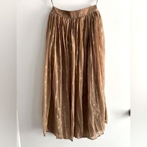 Gold accent pleated maxi skirt with elastic back